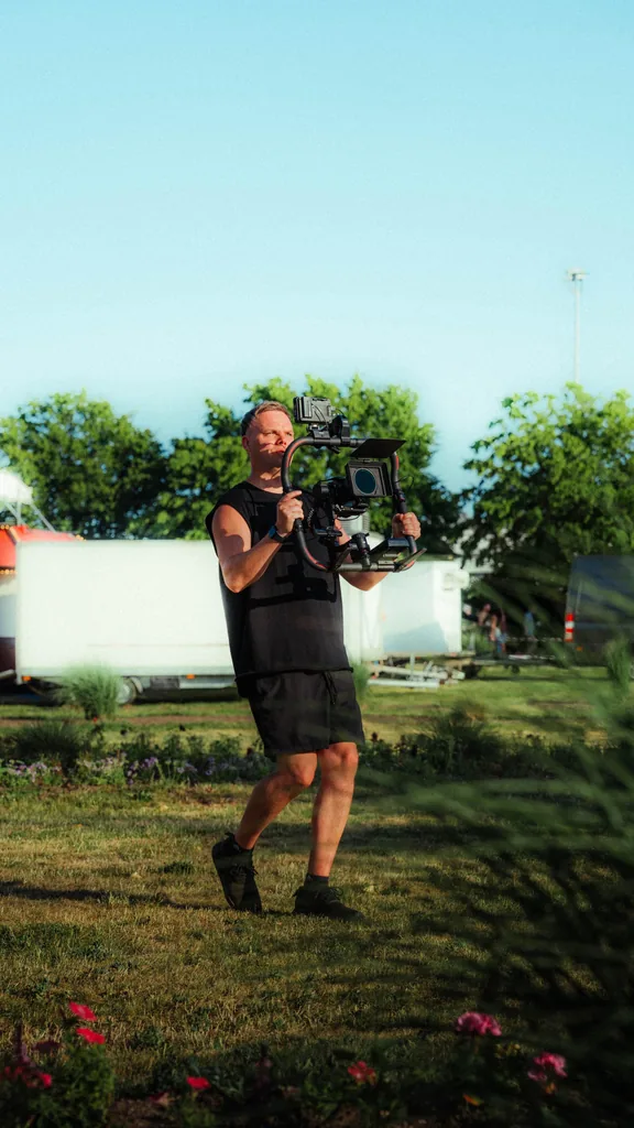 Julian mit Gimbal beim Dreh im Freien