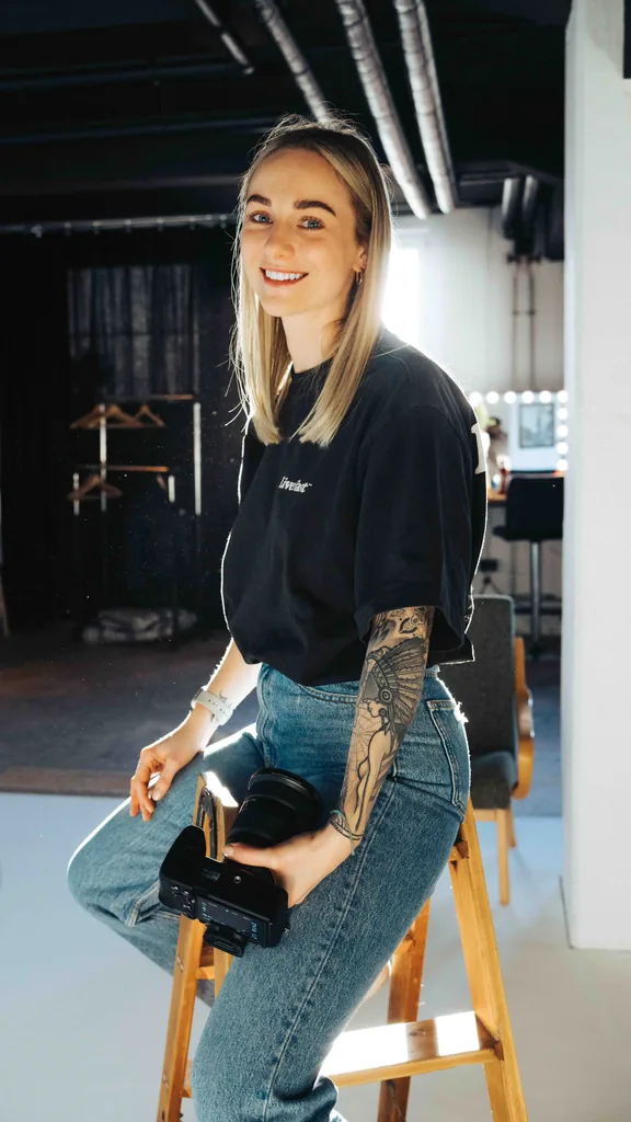Nina mit Kamera auf der Leiter