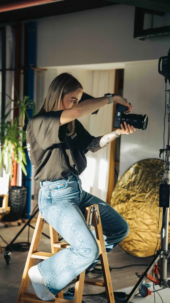 Nina beim Fotografieren im Studio
