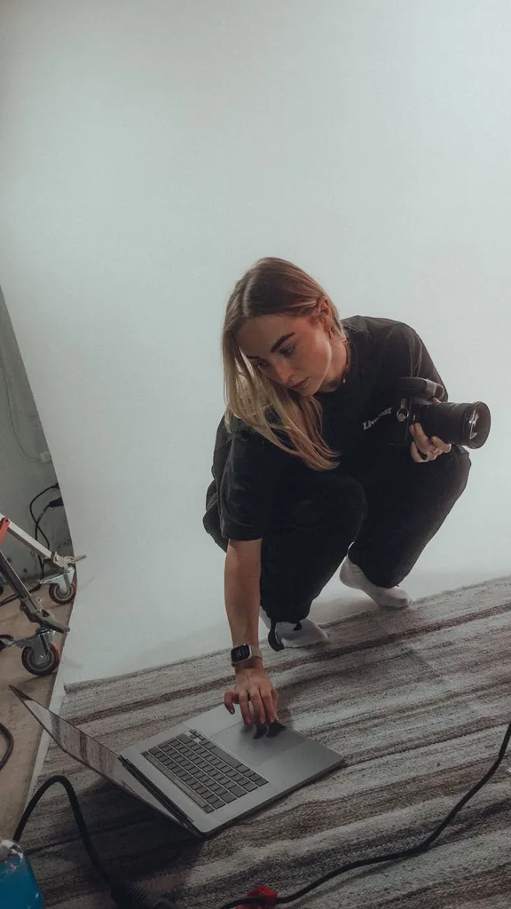 Nina prüft Bilder am Laptop