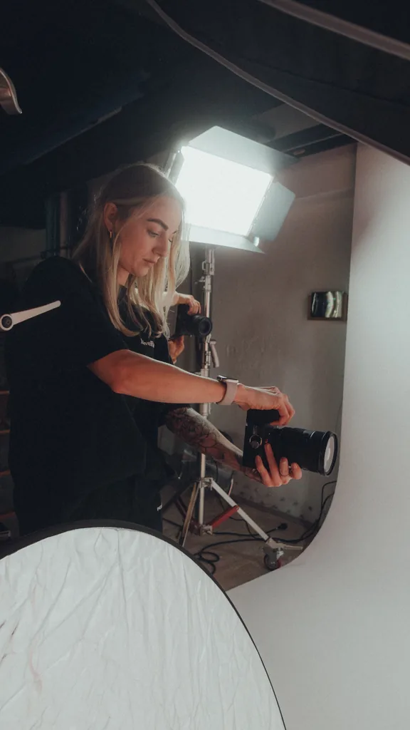 Nina am Set mit Kamera